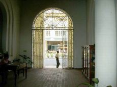 Museo I. Agramonte, portón visto desde dentro.